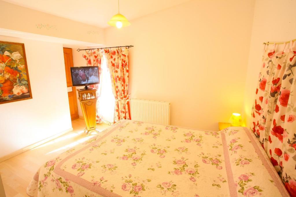 Logis Auberge La Cremaillere Villandraut Room photo